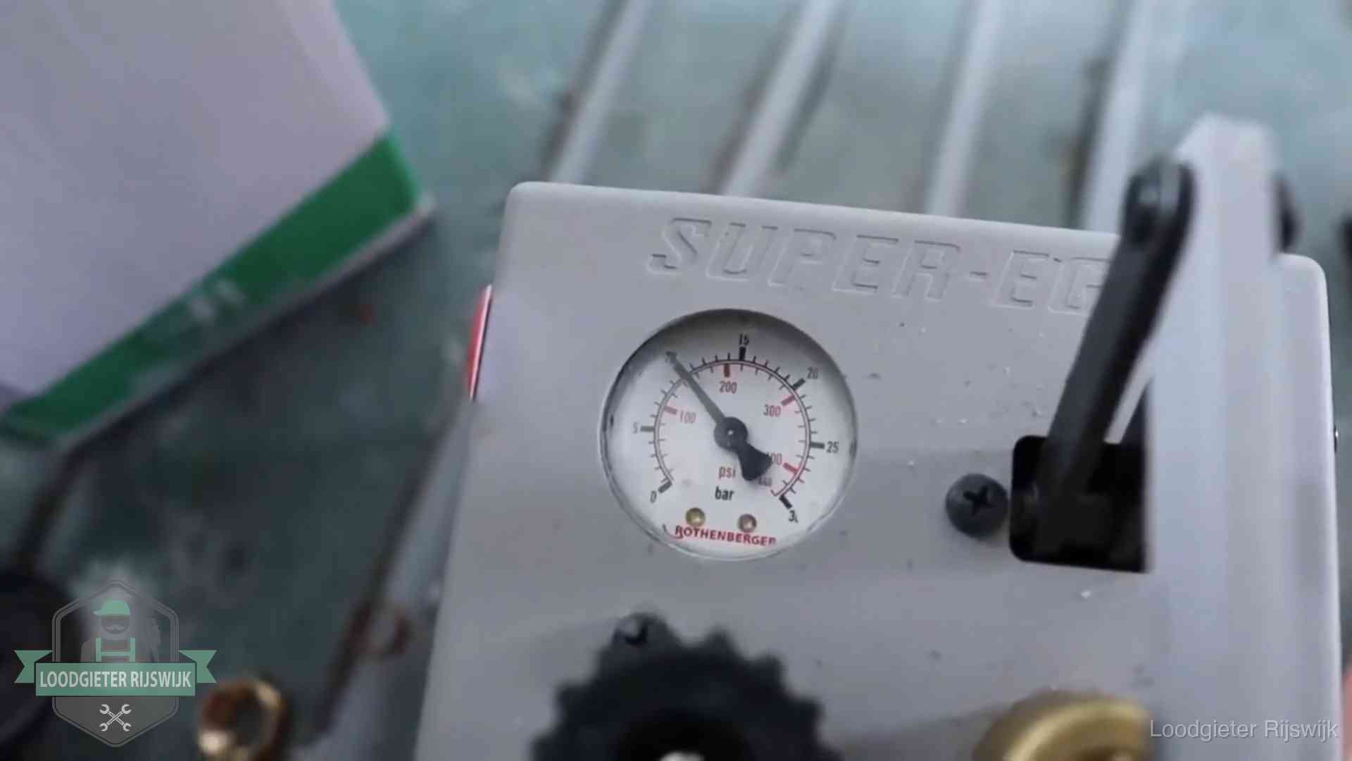Manometer van een afperspomp bij controle van nieuw leidingwerk in Rijswijk