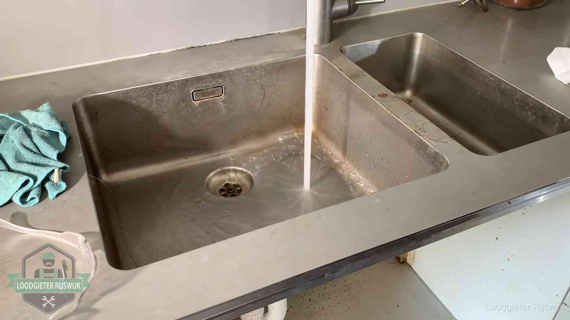 Vastlopende afvoer herkennen in Rijswijk Doorstroomtest van de afvoer bij een gootsteen in Rijswijk