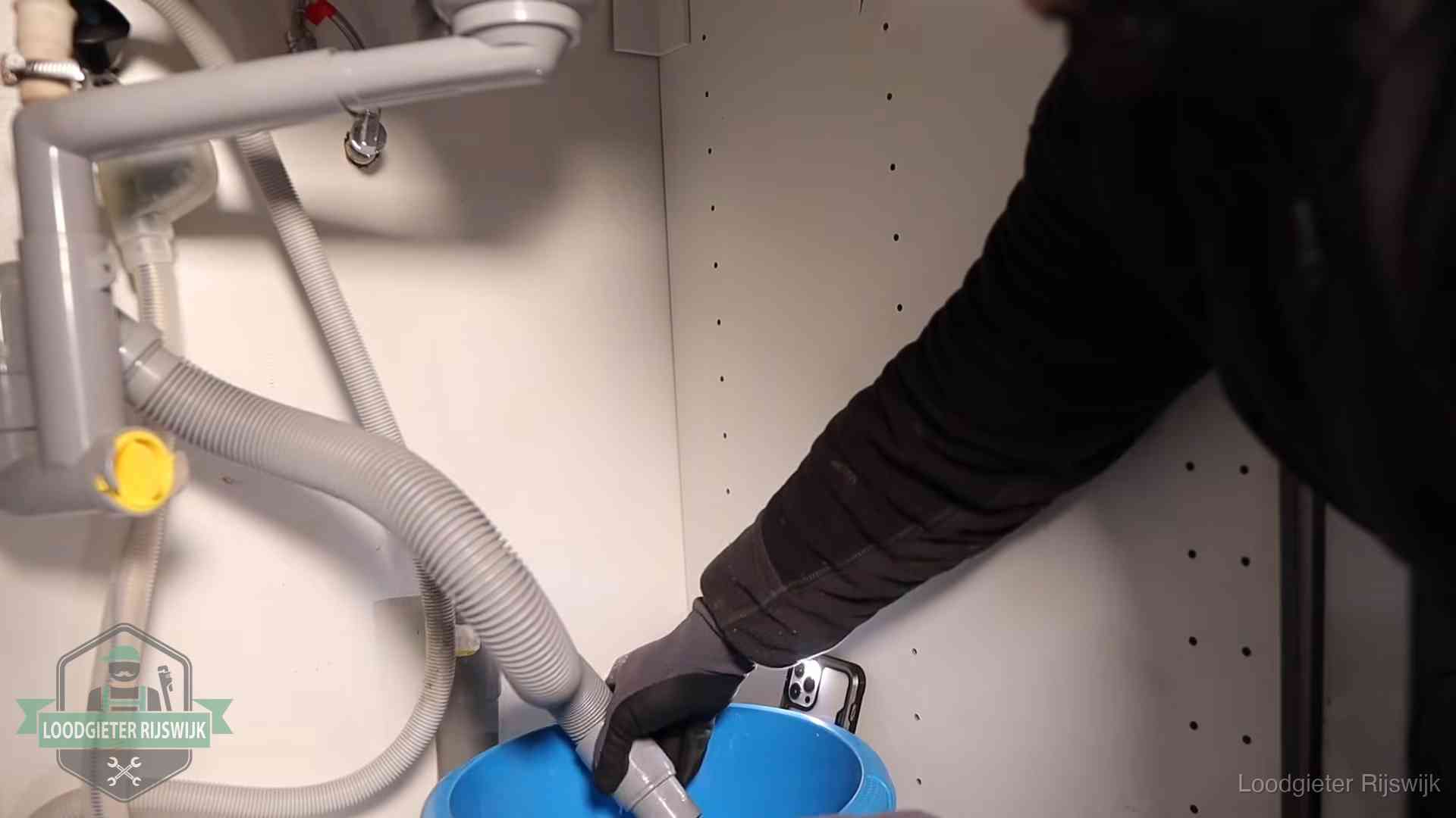 Zelf je afvoer legen in Rijswijk Afvoerslang loopt leeg in een emmer onder de gootsteen in Rijswijk, een klus die je zelf kunt doen