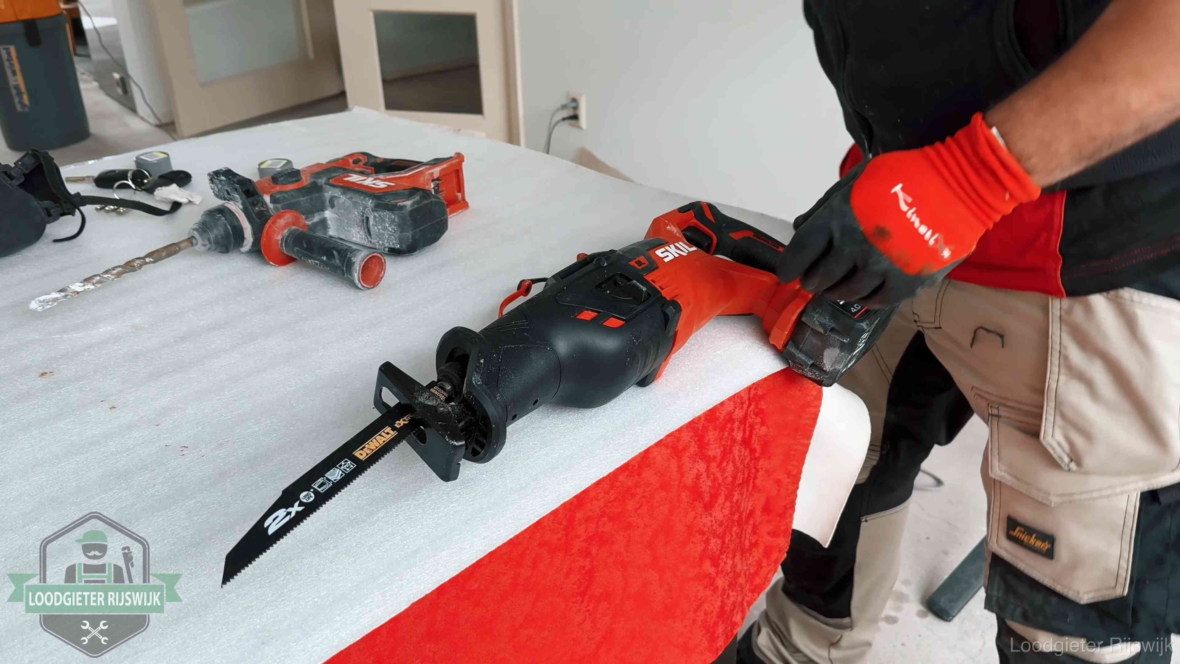 Professioneel gereedschap klaargelegd voor een klus in Rijswijk