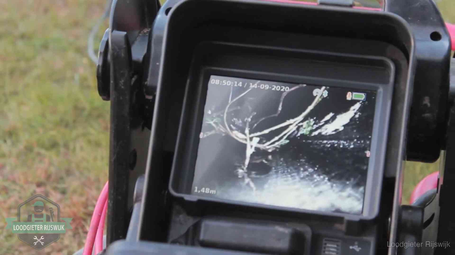 Camera-inspectie van het riool in Rijswijk Monitor van een rioolcamera toont wortelingroei in de rioolbuis bij een woning in Rijswijk