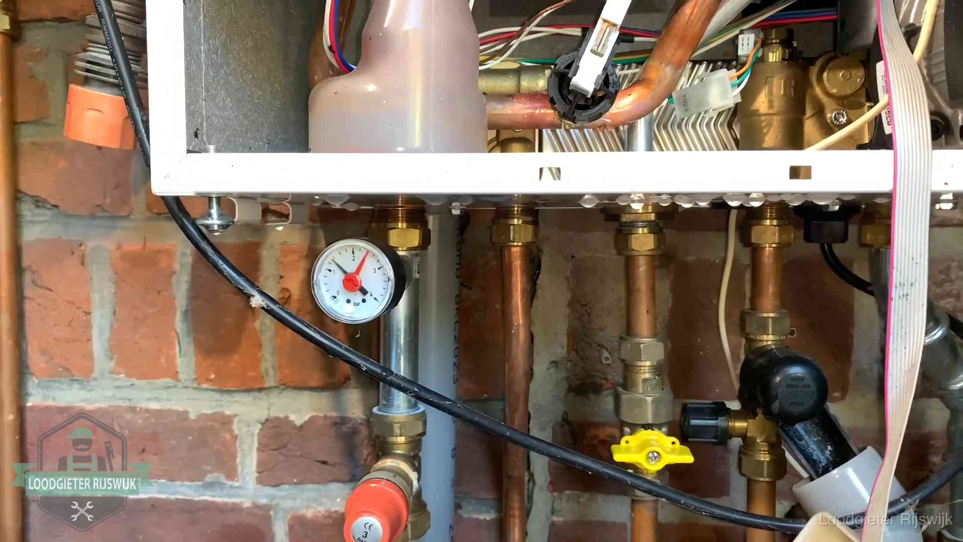 Manometer en aansluitleidingen onder een cv-ketel in Rijswijk bij controle op drukverlies