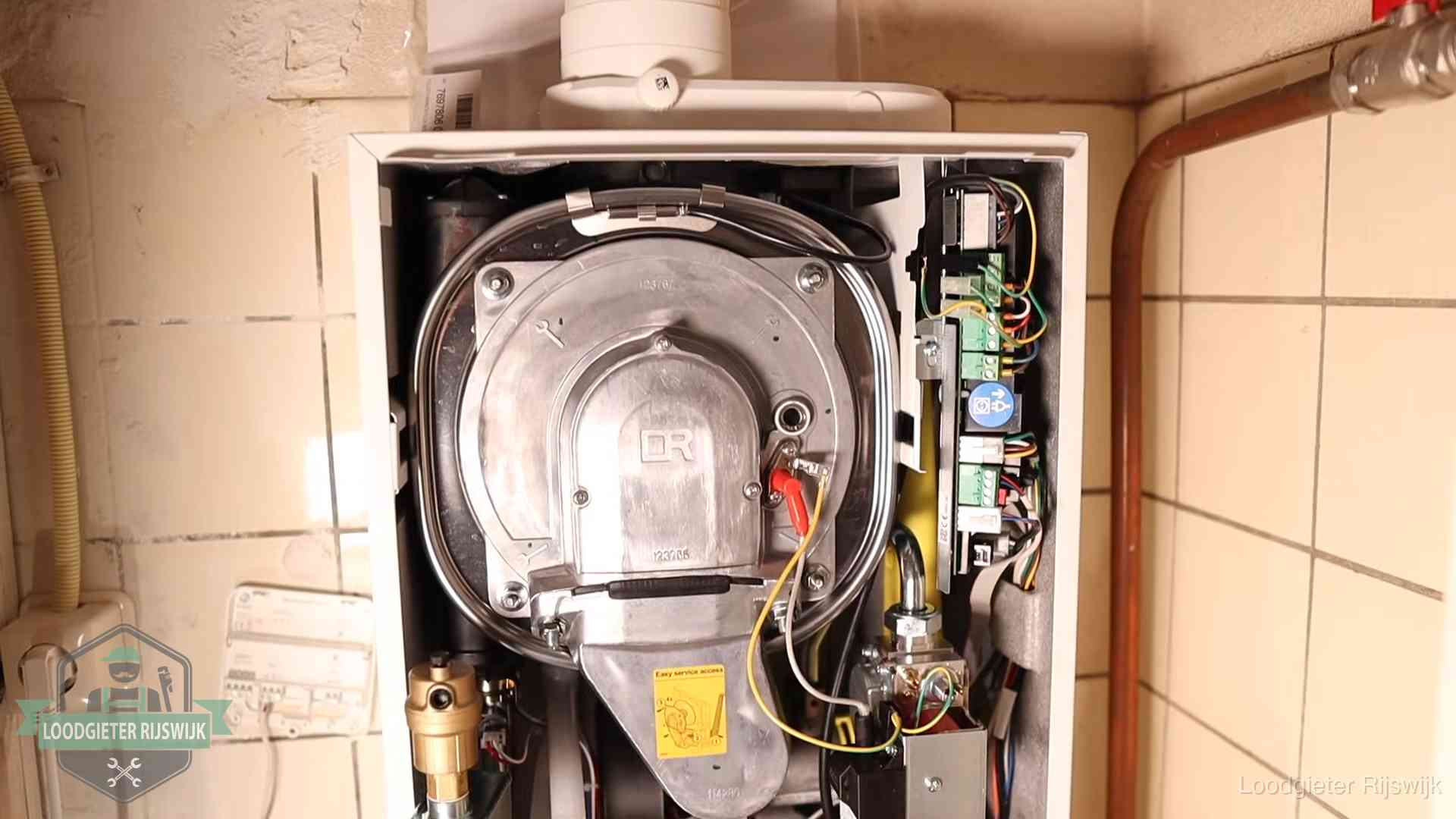 Geopende cv-ketel met warmtewisselaar tijdens periodiek onderhoud in Rijswijk