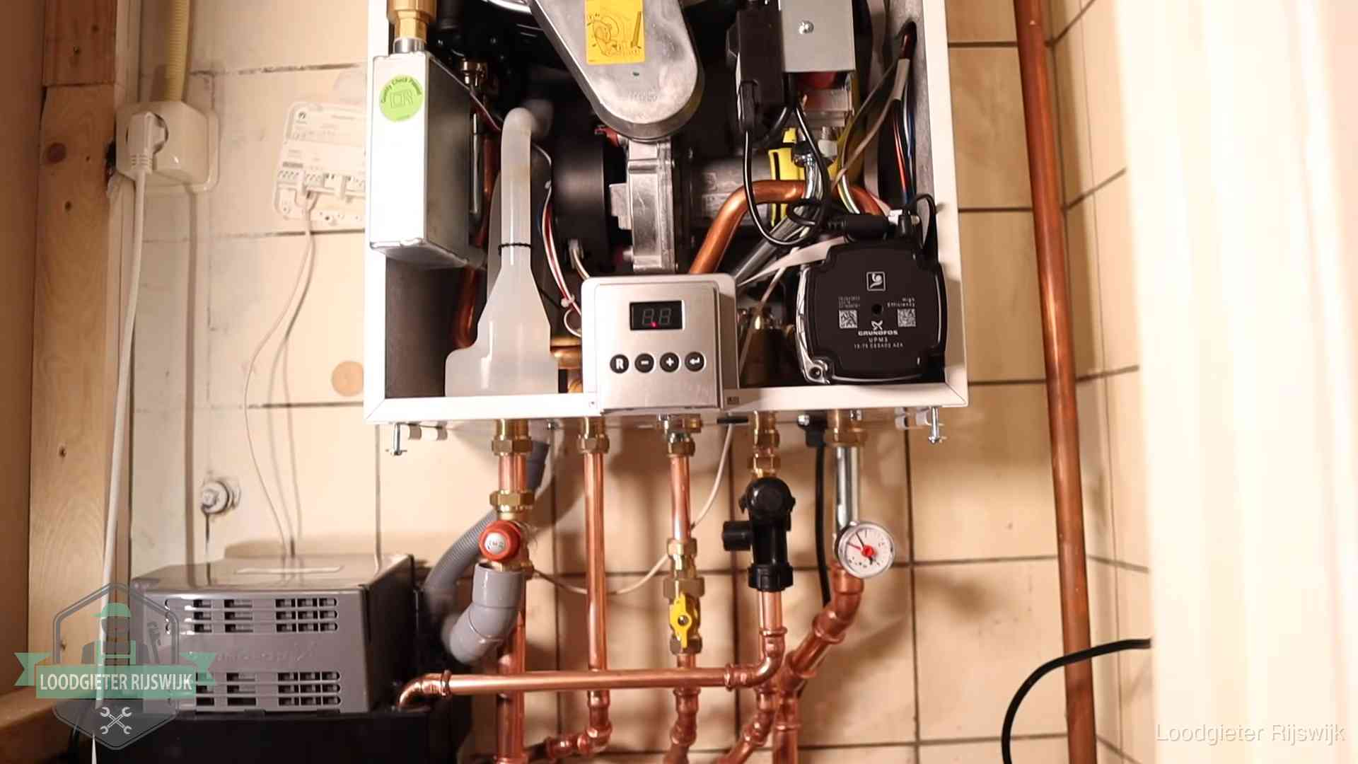 Geopende cv-ketel met brander en cv-pomp tijdens een onderhoudsbeurt in Rijswijk