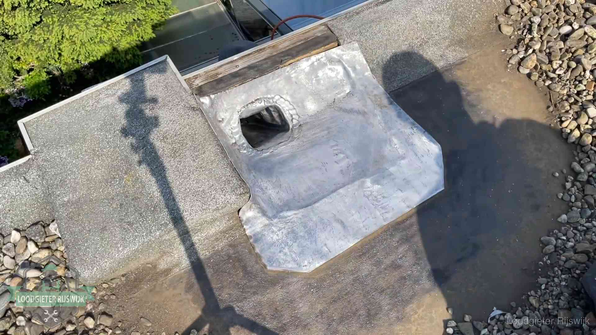 Noodafdichting bij daklekkage in Rijswijk Vers afgedichte dakdoorvoer met lood en zink op een plat dak in Rijswijk