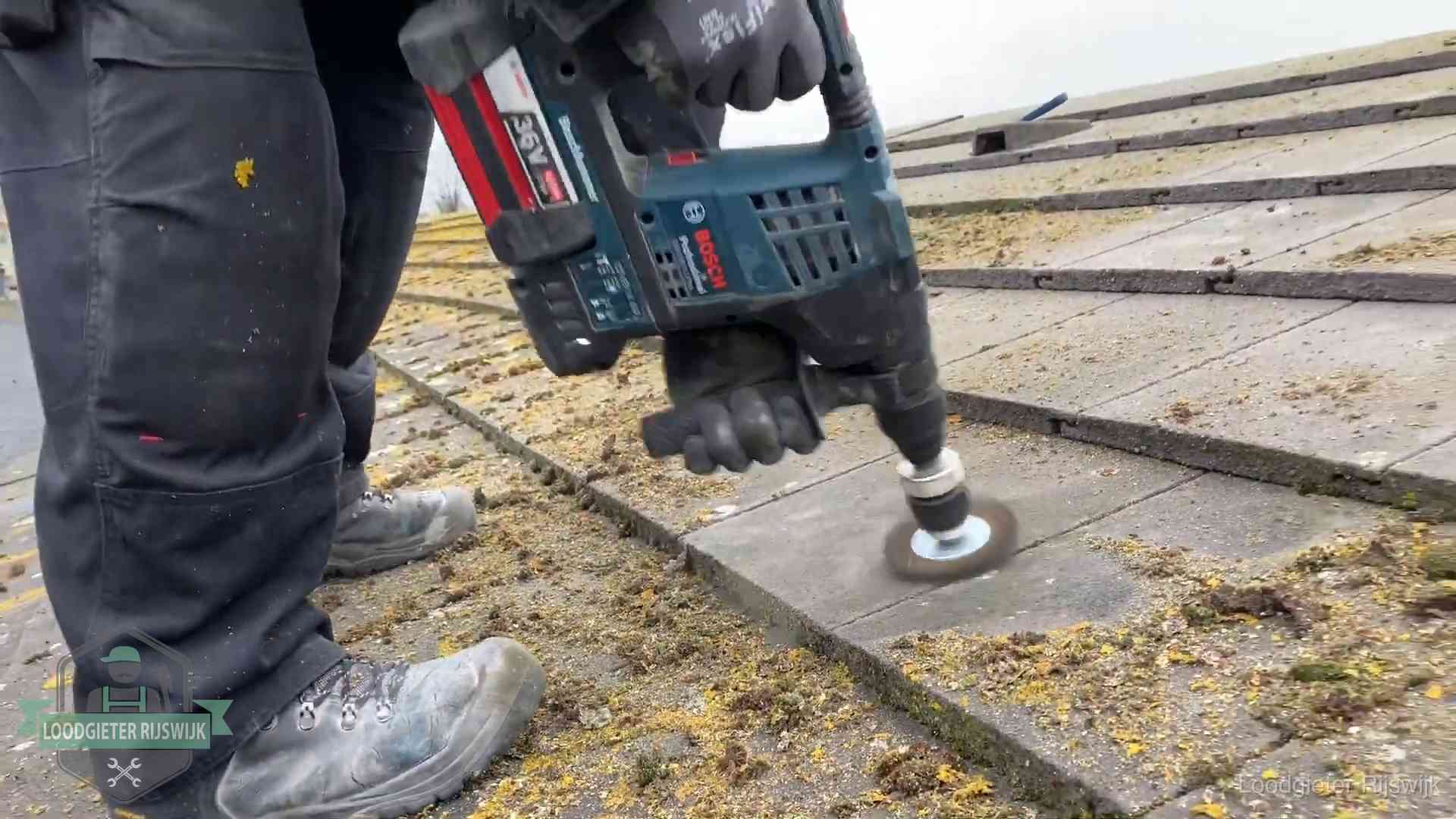 Dakonderhoud en preventie in Rijswijk Betonnen dakpannen worden machinaal gereinigd tijdens dakonderhoud in Rijswijk