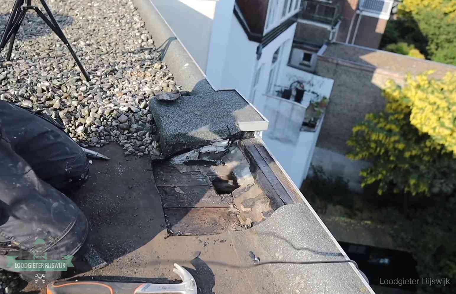 Gevolgen van een daklekkage in Rijswijk Opengelegde dakrand met verrot dakbeschot door een langdurige daklekkage in Rijswijk
