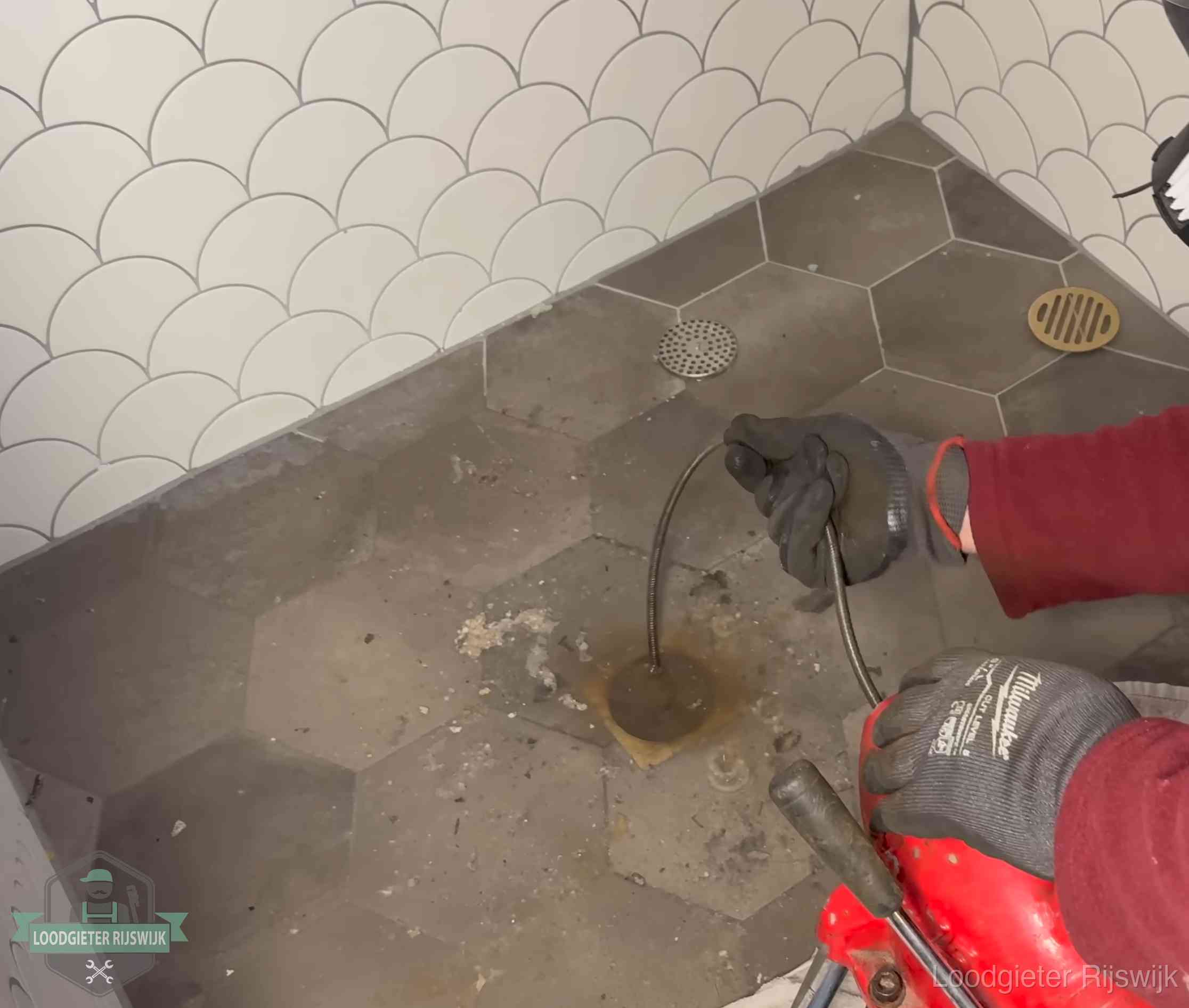 Rioolwater komt omhoog in Rijswijk Ontstoppingsveer gaat in een geopend doucheputje in Rijswijk waar het water omhoogkwam