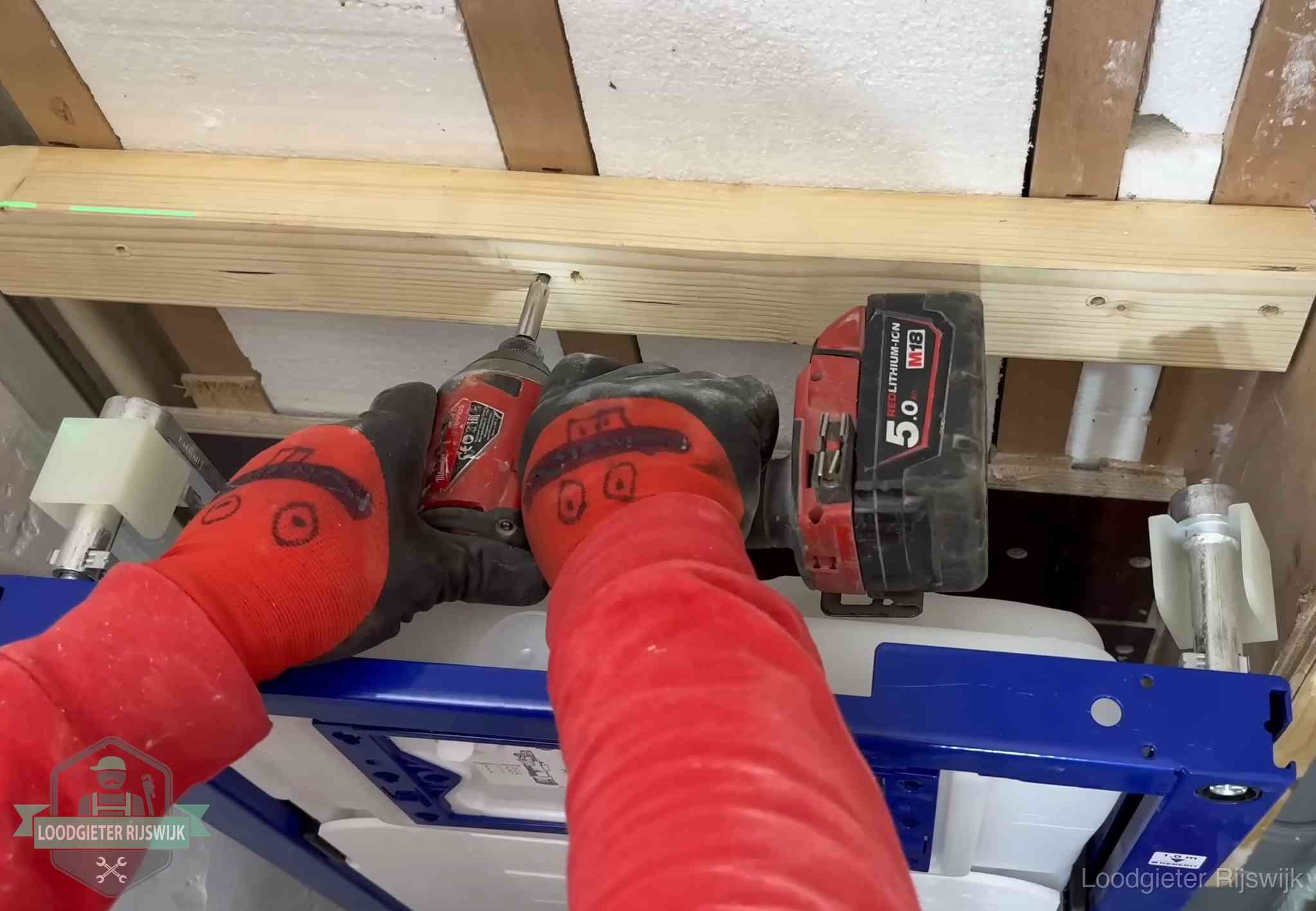 Fout in de wc-installatie opsporen in Rijswijk Monteur bevestigt een inbouwreservoir voor een hangend toilet in Rijswijk