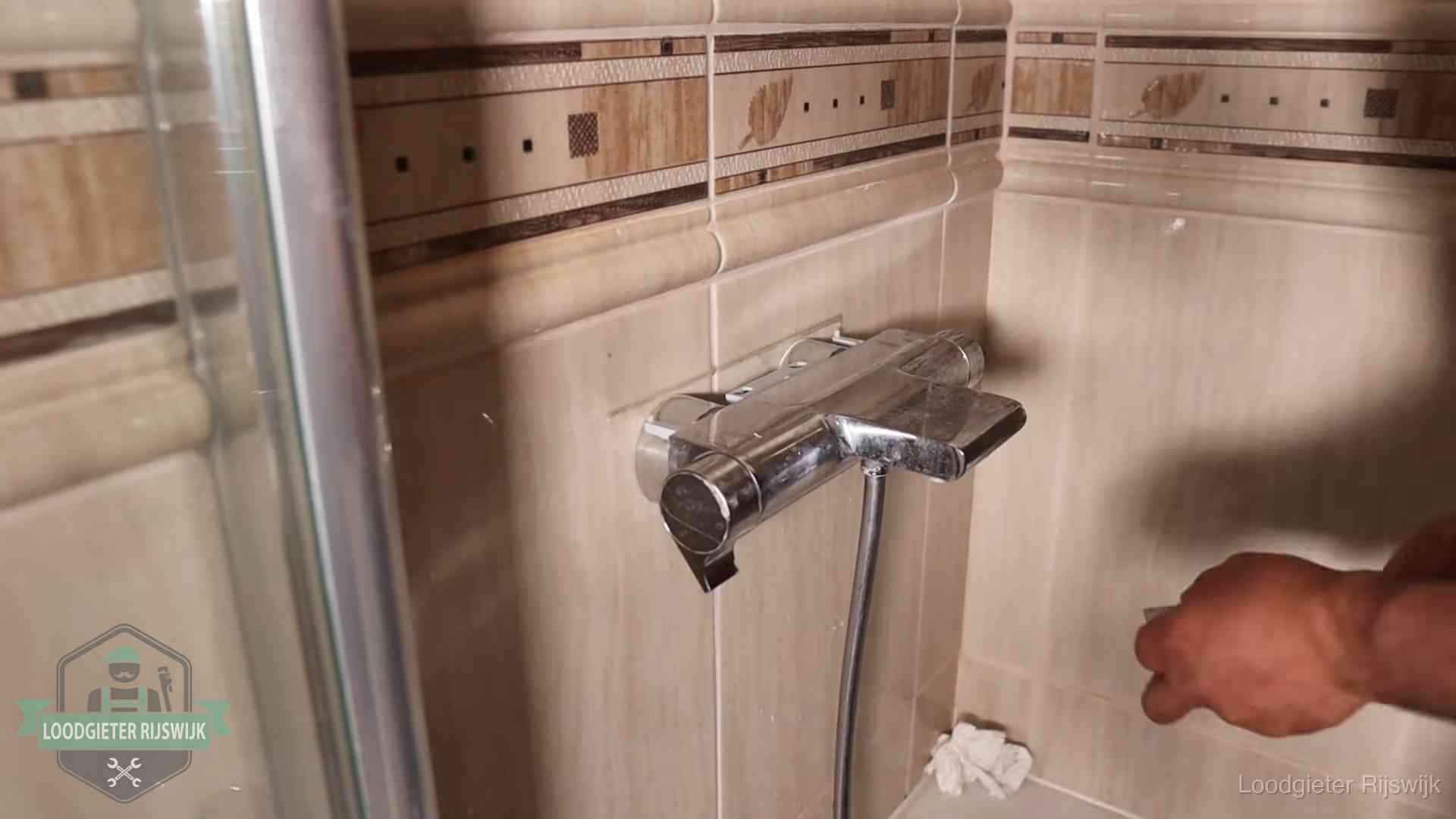 Verkalkte douche-mengkraan in Rijswijk, hetzelfde kalk dat zich in de warmtewisselaar afzet