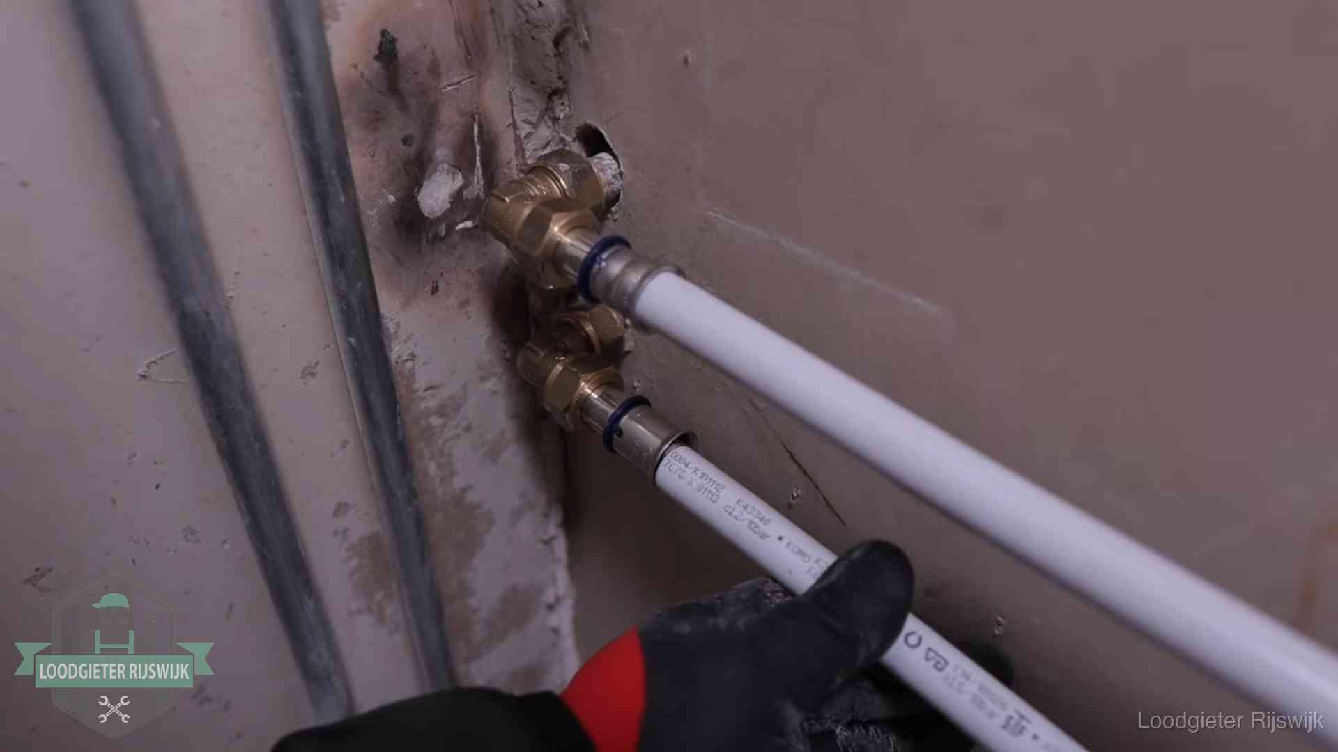 Meerlagenbuizen met keurmerk en rvs persfittingen op muuraansluitingen in Rijswijk