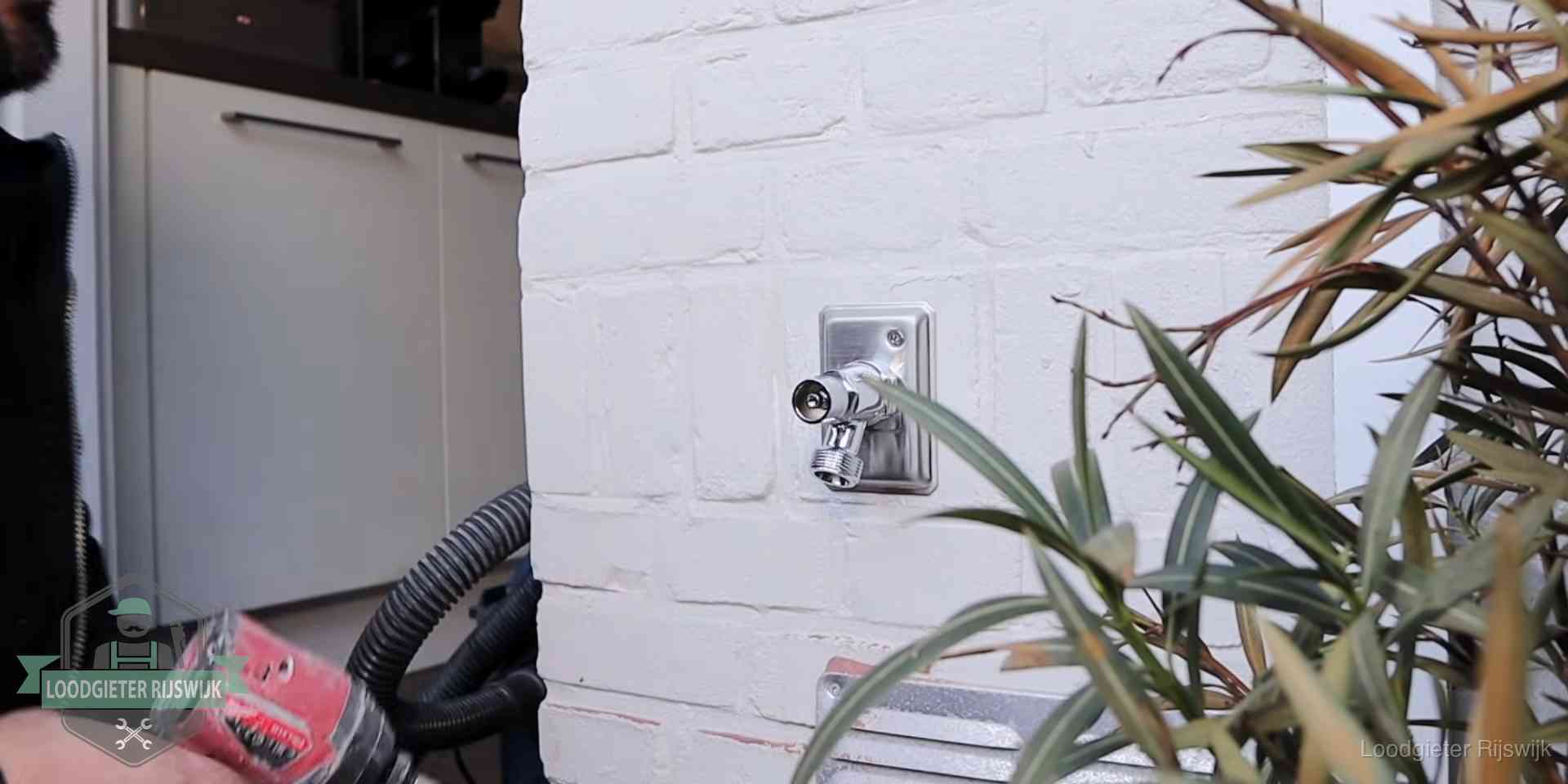 Daklek of leidinglek testen in Rijswijk Chromen kraan op een muurplaat bij een woning in Rijswijk, dichtdraaien is stap een van de lektest
