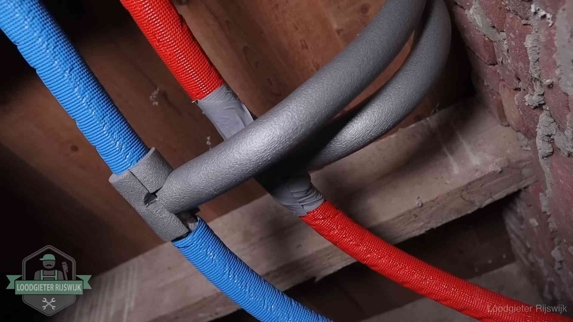 Geïsoleerde waterleidingen langs houten balken tegen bevriezing in Rijswijk