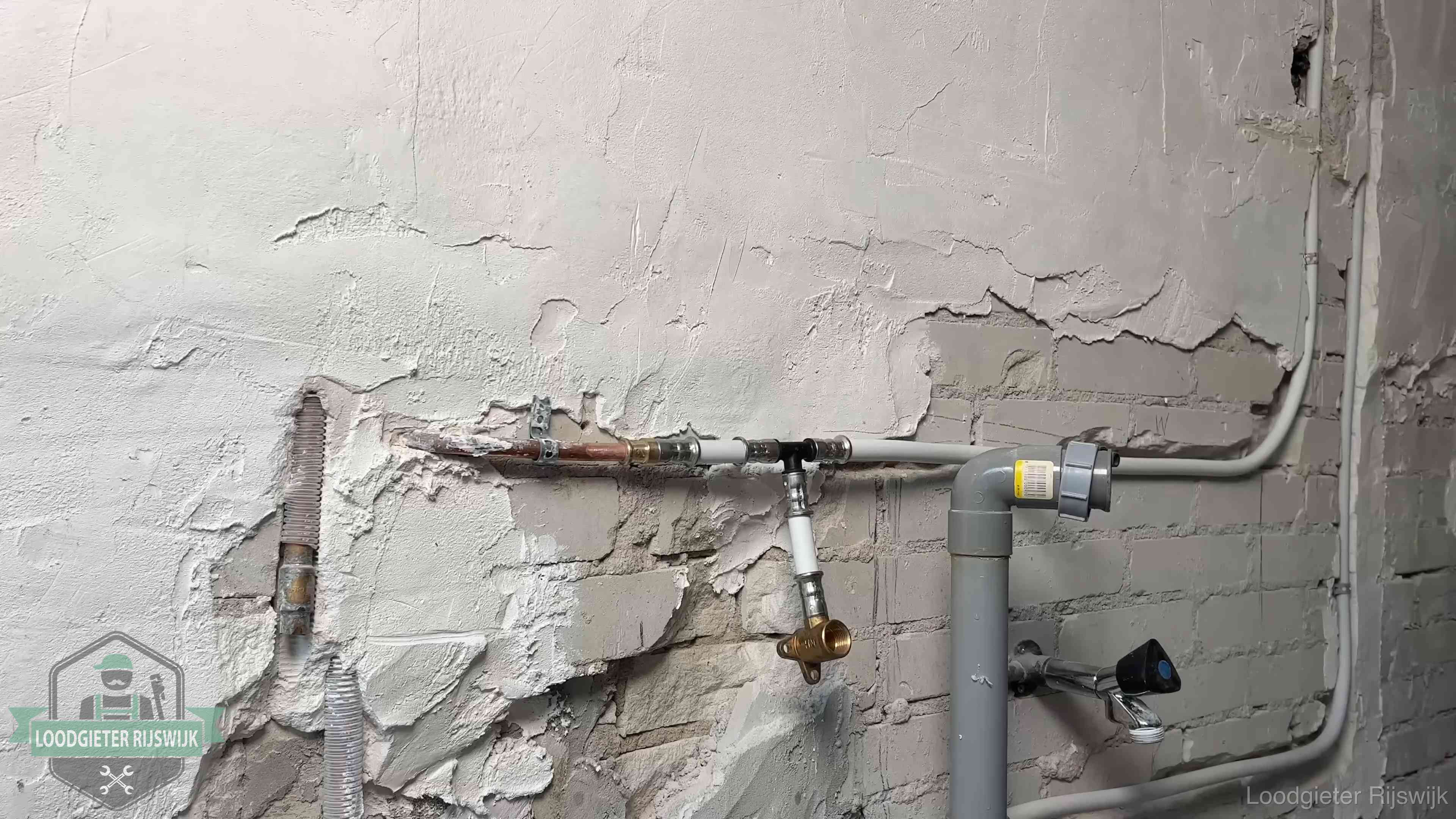 Nieuw leidingwerk naast een oud verroest leidingrestant in een woning in Rijswijk