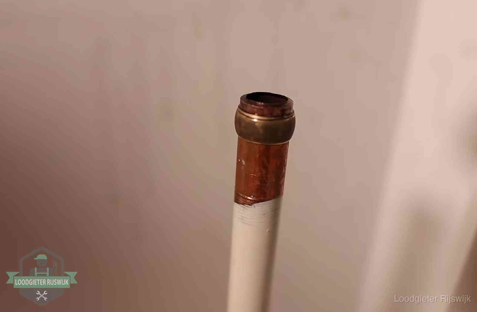 Tijdelijk afgedopte waterleiding om schade te beperken bij een lekkage in Rijswijk