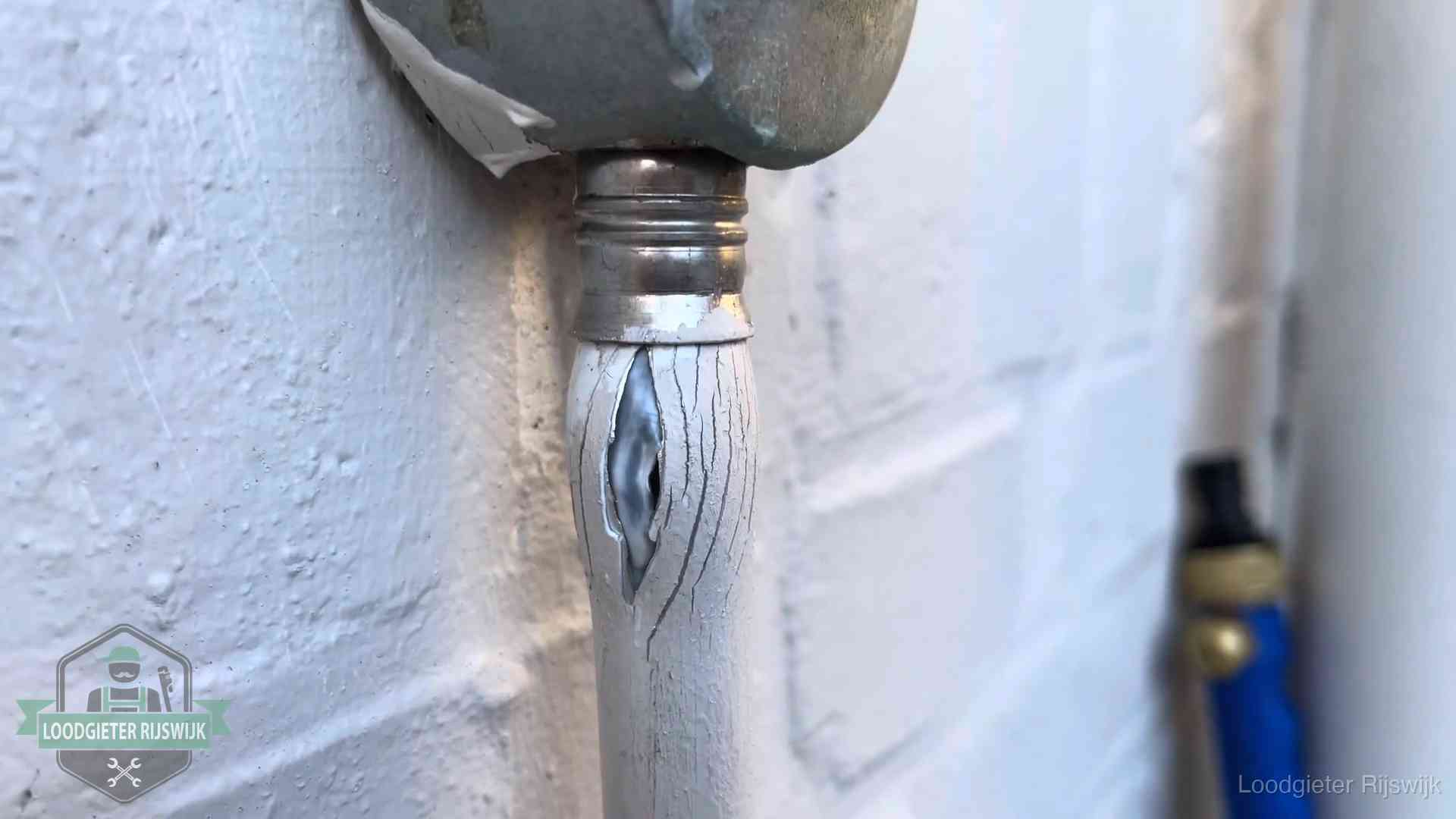 Oude waterleiding in Rijswijk waar de verf openscheurt, een stille aanwijzing voor een beginnend lek