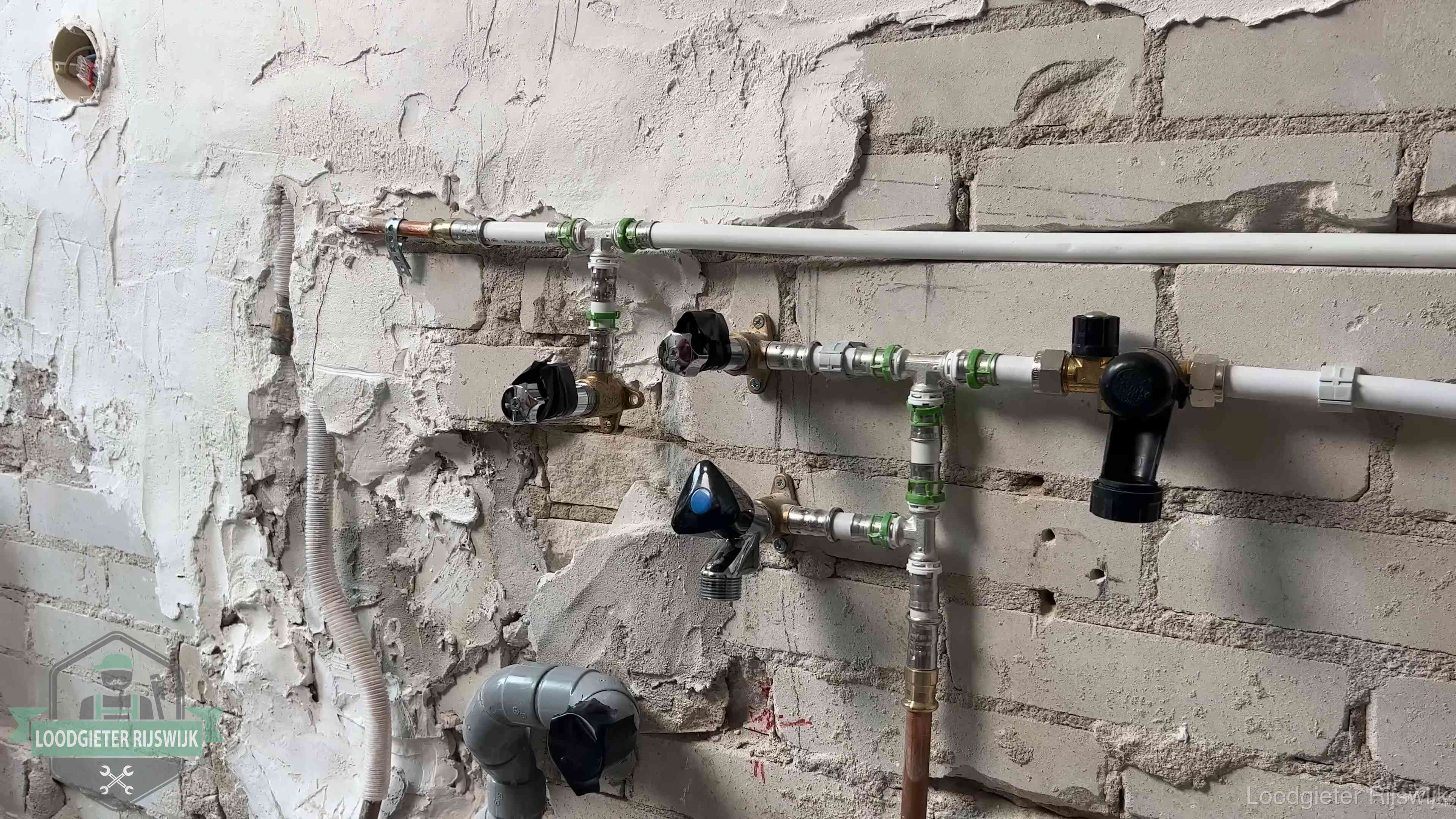 Nieuw aangelegd leidingwerk met persfittingen tijdens een verbouwing in Rijswijk