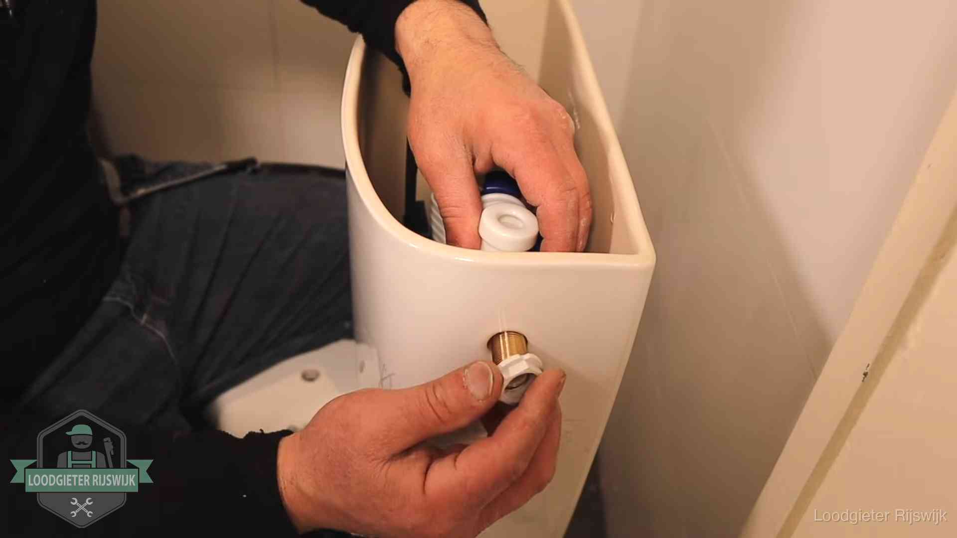 Loodgieter voor je verstopte wc in Rijswijk Loodgieter monteert de vlotterkraan van een stortbak bij een toilet in Rijswijk