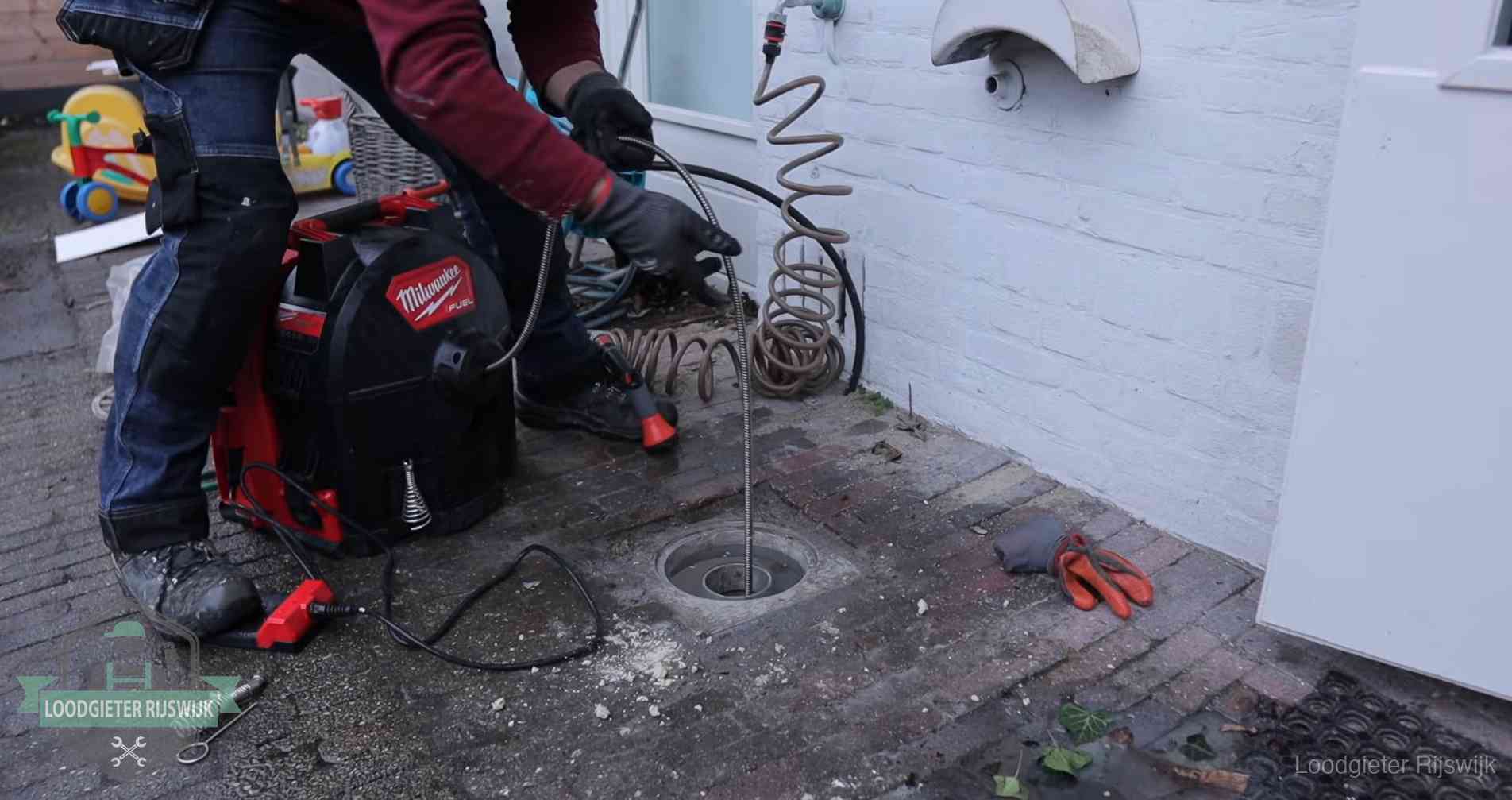 Erfgrens en gemeenteriool in Rijswijk Ontstoppingsputje in de bestrating naast de gevel van een woning in Rijswijk