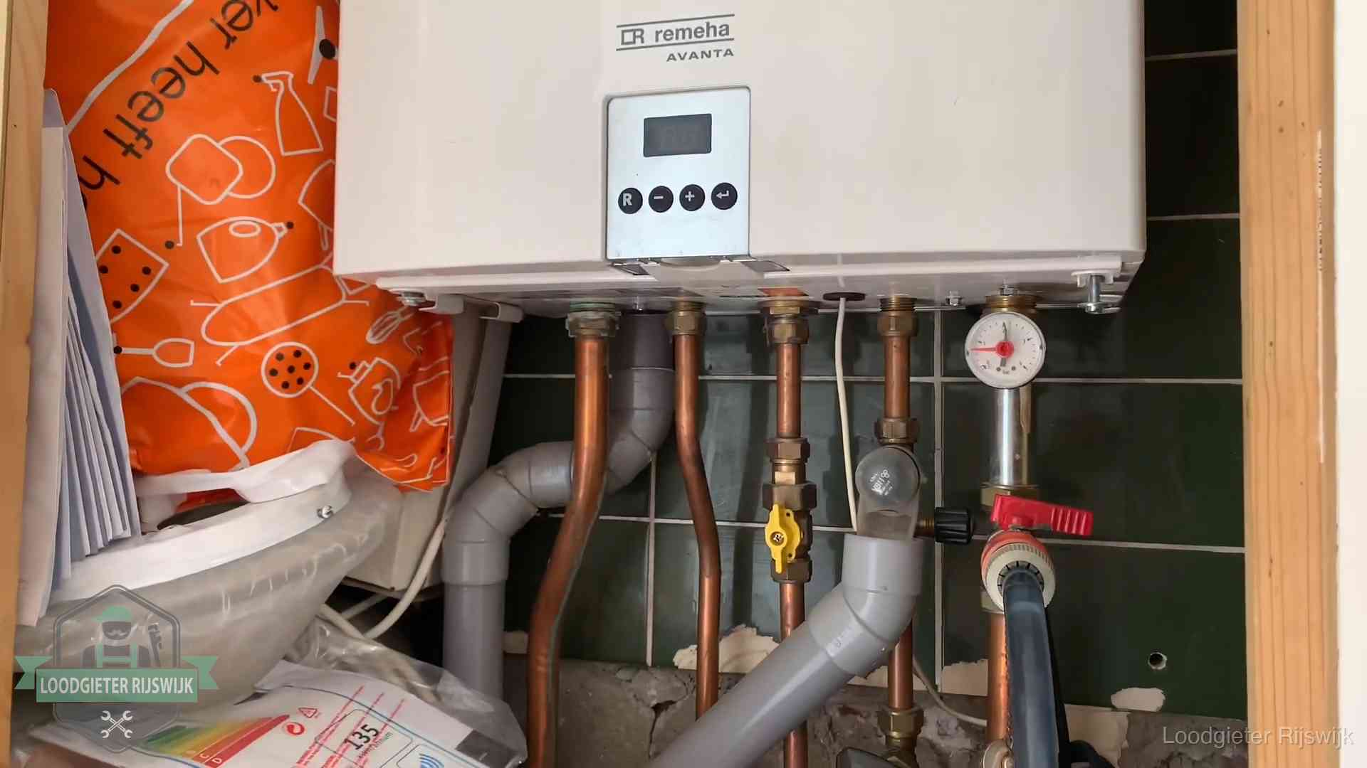 Oudere Remeha cv-ketel in een ketelkast in een woning in Rijswijk
