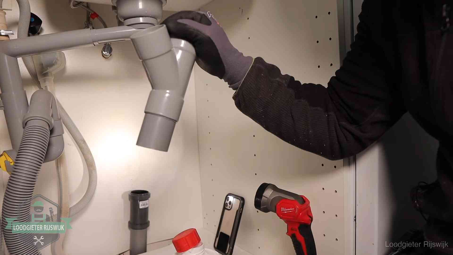 Rioollucht in huis verhelpen in Rijswijk Loodgieter demonteert het sifon- en afvoerwerk onder een gootsteen in Rijswijk bij stankklachten