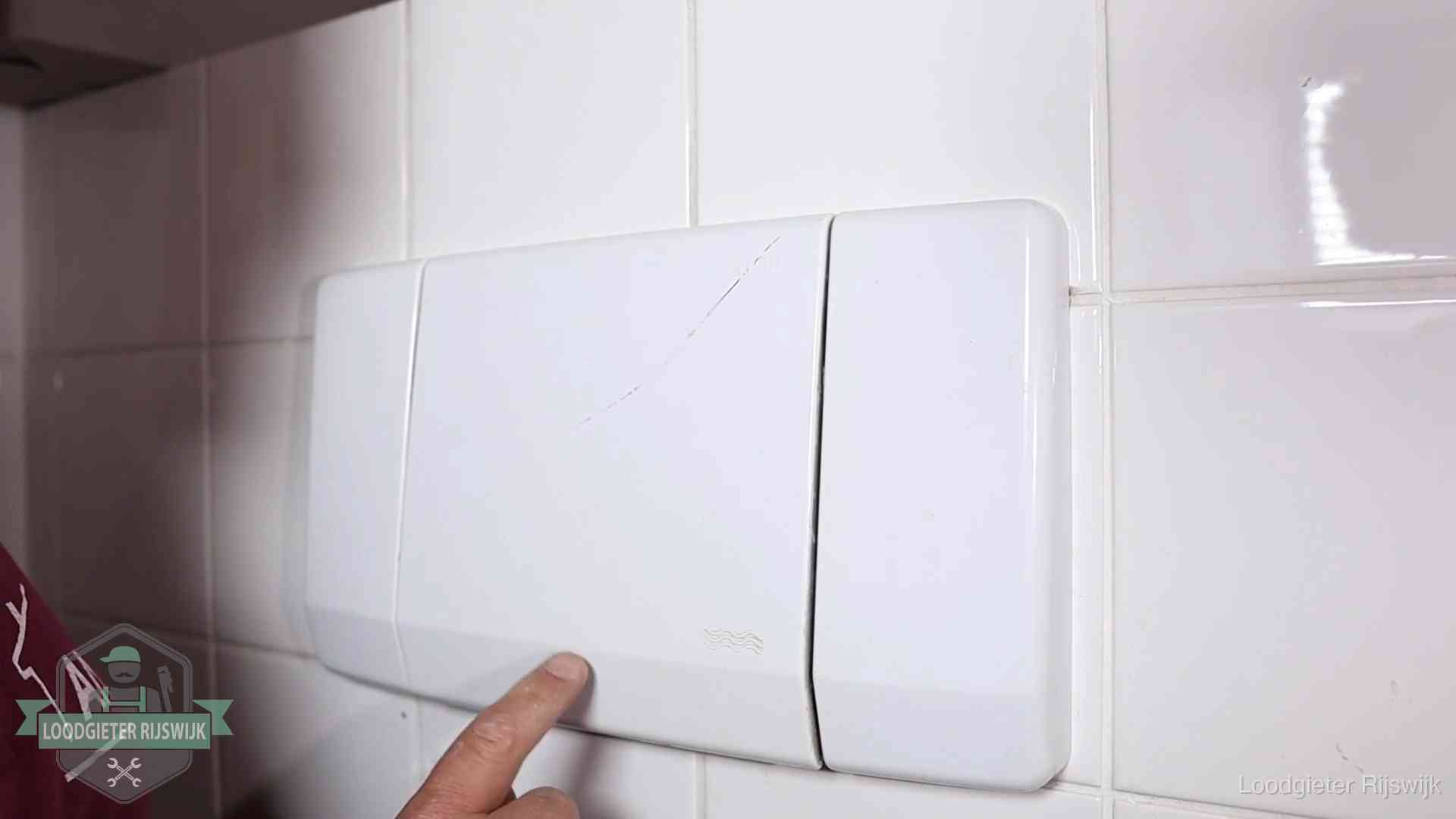 Oorzaken van een verstopte wc in Rijswijk Bedieningspaneel van een inbouwreservoir van een hangend toilet in Rijswijk