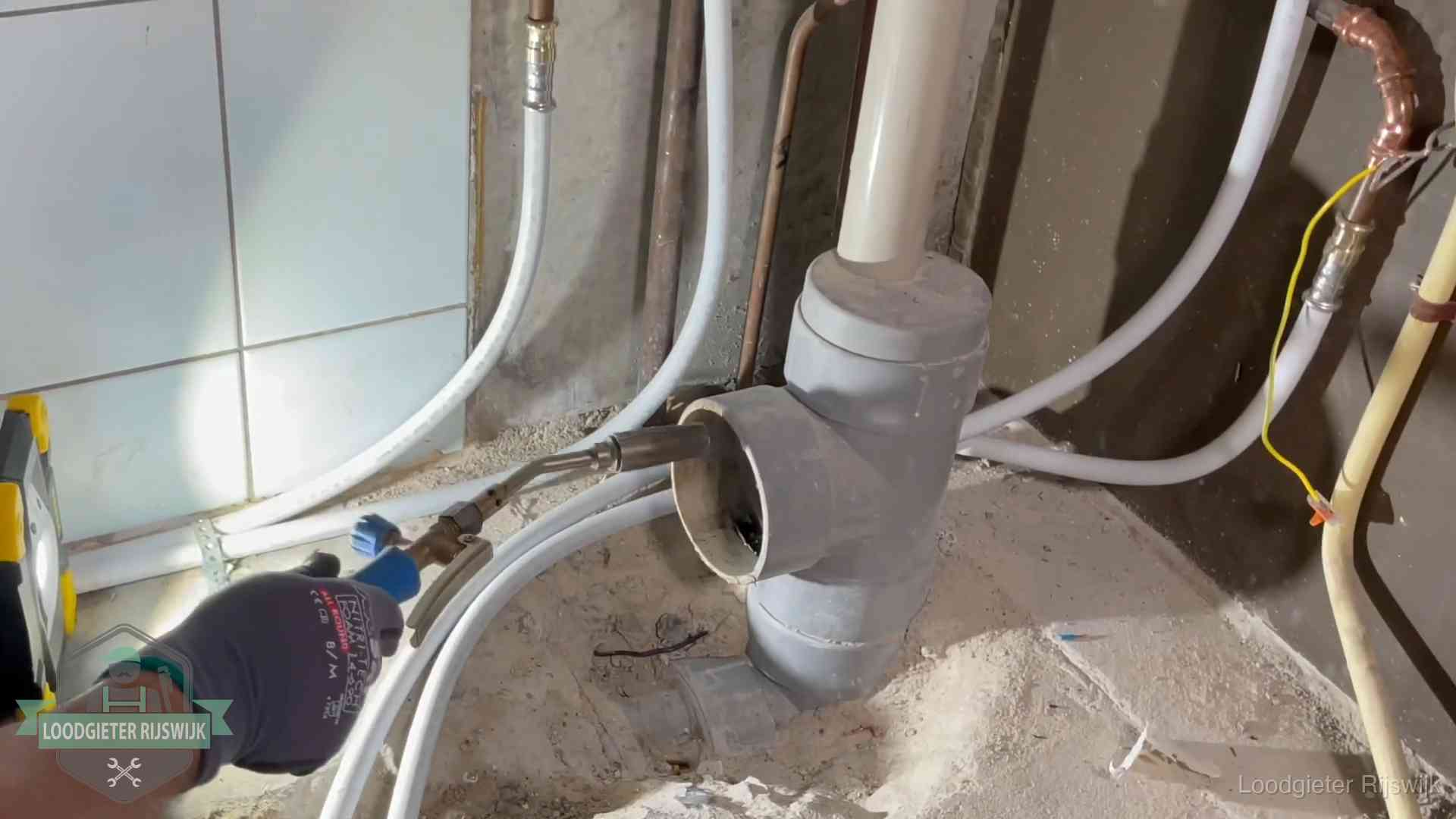 Verstopping in een huurwoning in Rijswijk Loodgieter werkt aan leidingen bij de pvc-standleiding van een huurwoning in Rijswijk