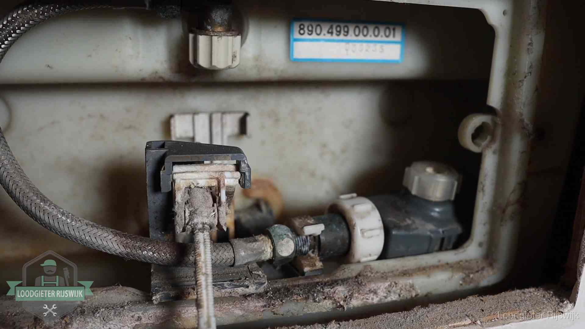 Stortbak en spoelmechanisme in Rijswijk Verkalkt binnenwerk van een stortbak met vlotterkraan in Rijswijk