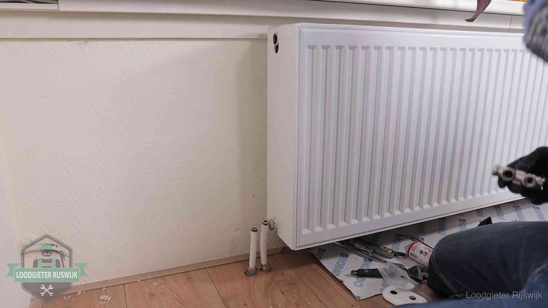 Nieuw gemonteerde radiator in een woonkamer in Rijswijk
