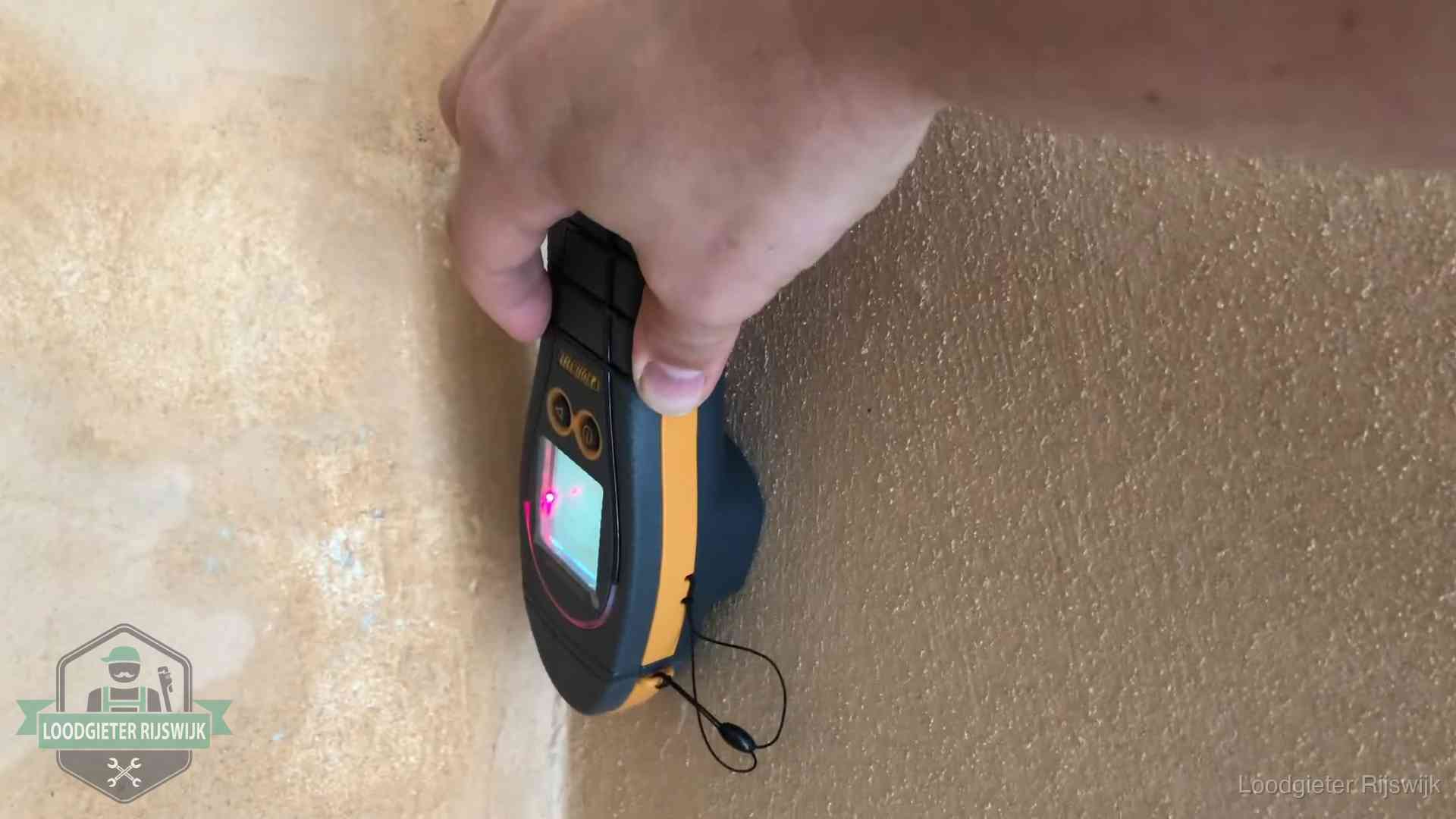 Daklekkage opsporen zonder hakwerk in Rijswijk Vochtmeter tegen een muur met vochtplekken tijdens het opsporen van een daklekkage in Rijswijk