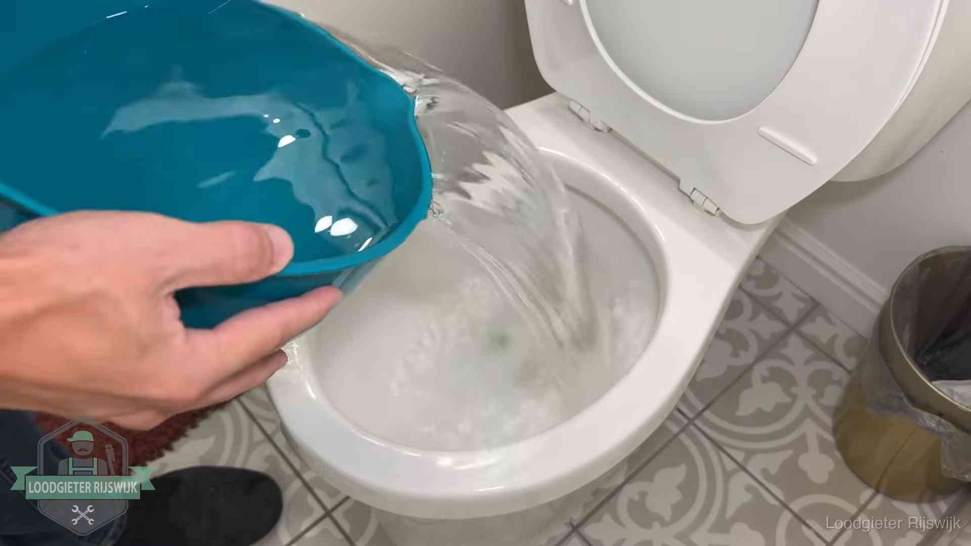 De warm-water-methode in Rijswijk Warm water wordt voorzichtig in de wc-pot gegoten in Rijswijk