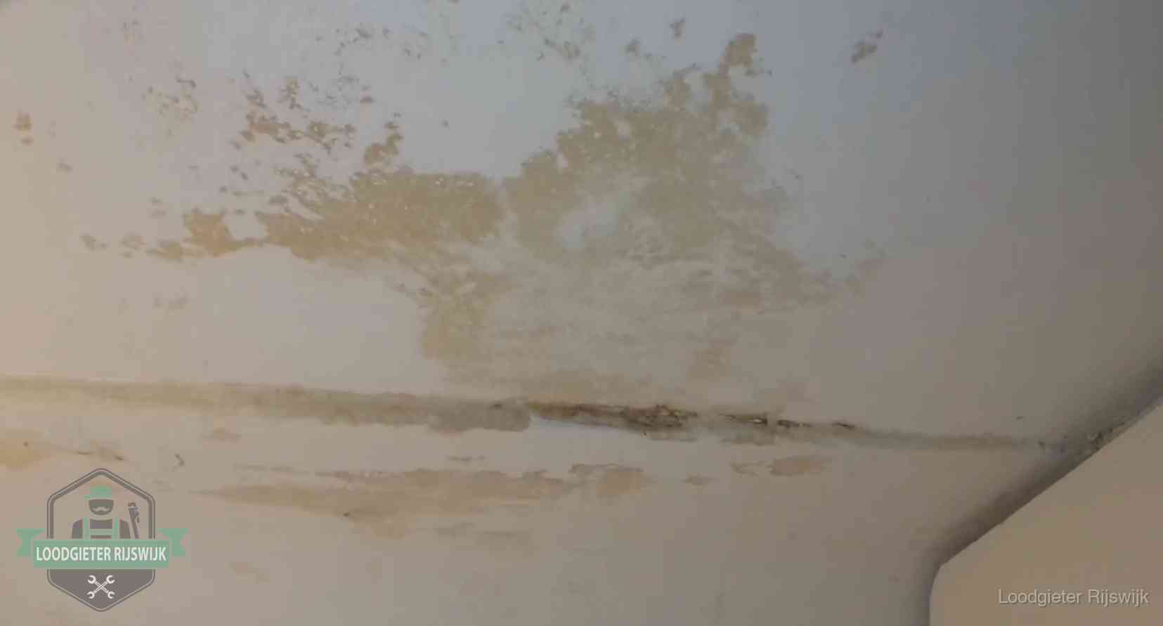 Verzekering bij rioolschade in Rijswijk Watervlekken op een plafond in Rijswijk, schade die je bij de verzekering meldt