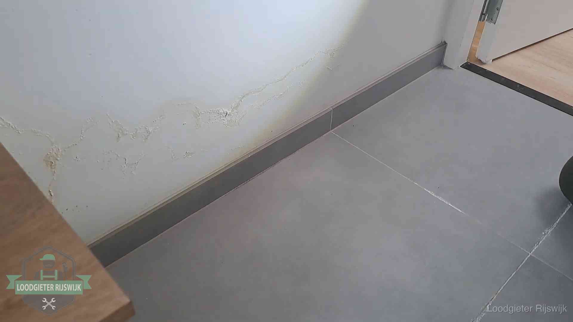 Verzekering en daklekkage in Rijswijk Waterschade met kalkuitbloeiing op een binnenwand in Rijswijk, vastgelegd voor de verzekering