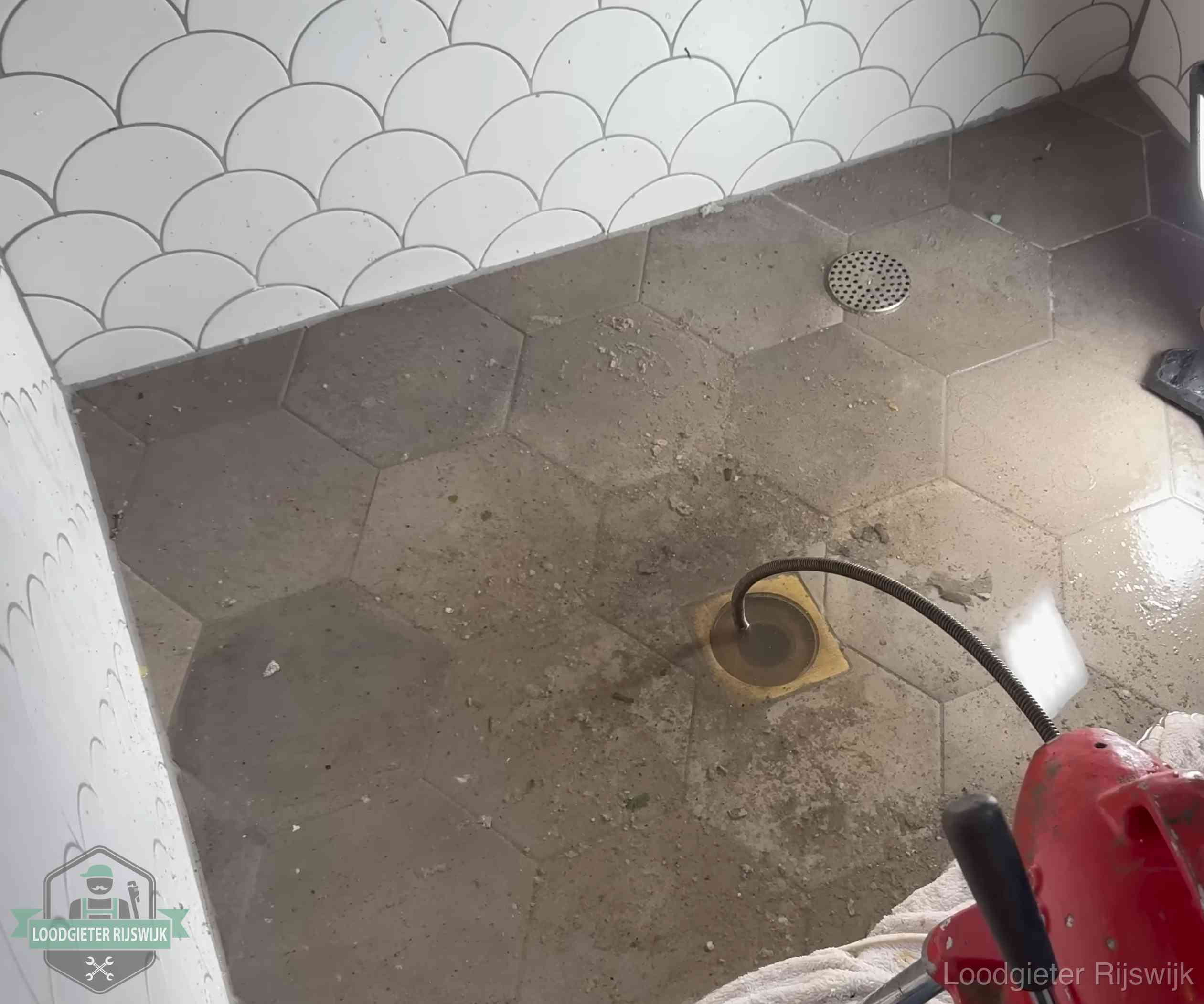 Stank uit wc of vloerput in Rijswijk Vloerput met waterslot in een badkamer in Rijswijk, een bron van stank als het waterslot droogstaat