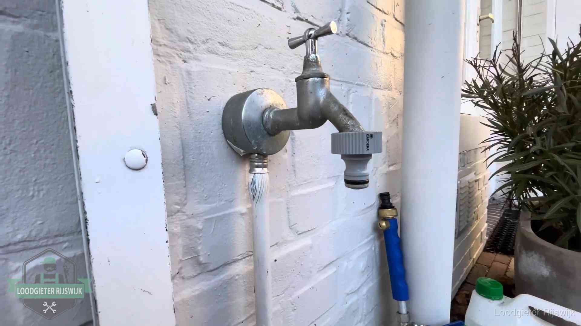 Buitenkraan met slangaansluiting bij een woning in Rijswijk, sluipverbruik zie je terug op de waterrekening