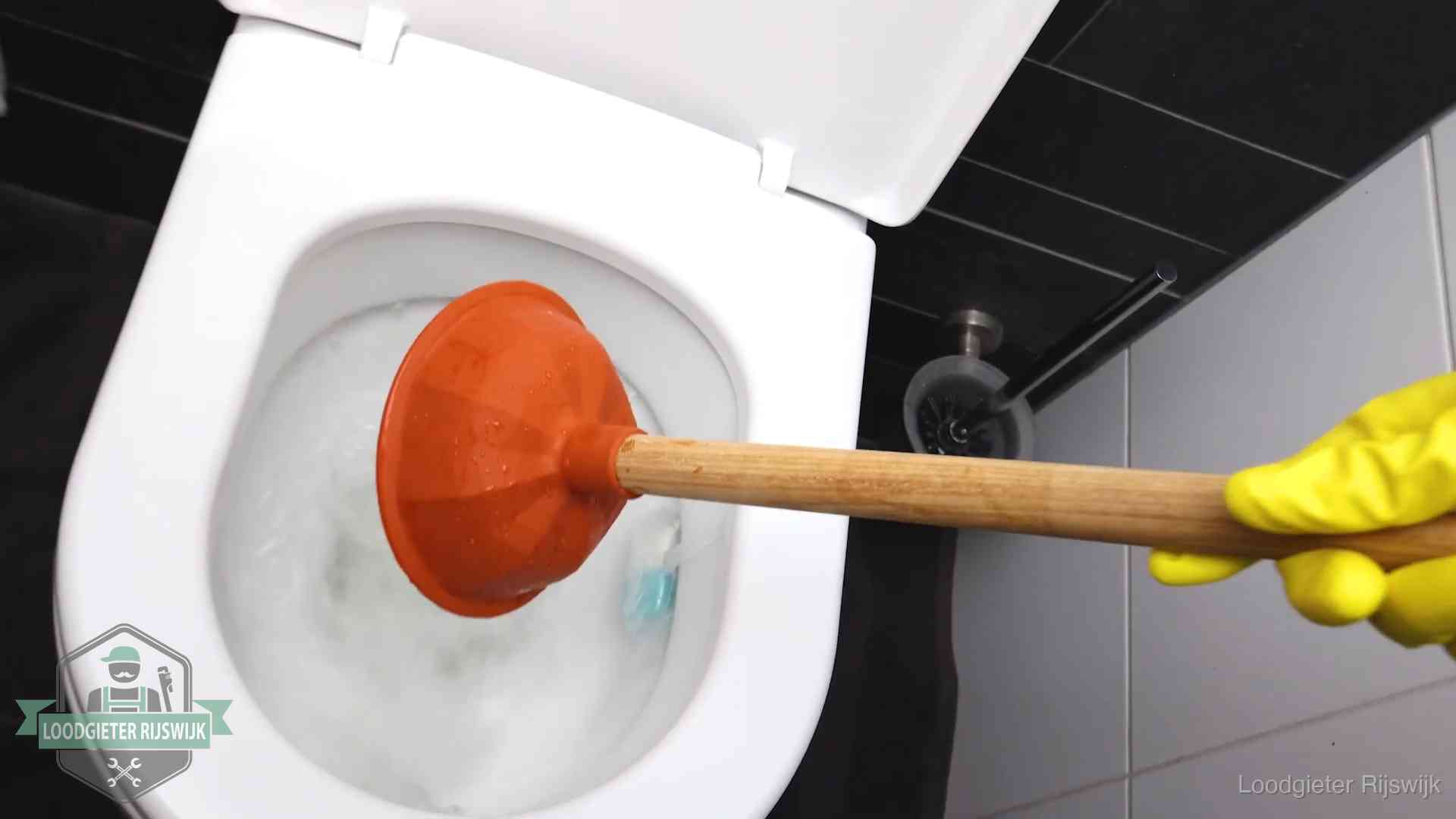 Wc ontstoppen met de plopper in Rijswijk Plopper wordt in de wc-pot gedrukt bij het ontstoppen van een toilet in Rijswijk