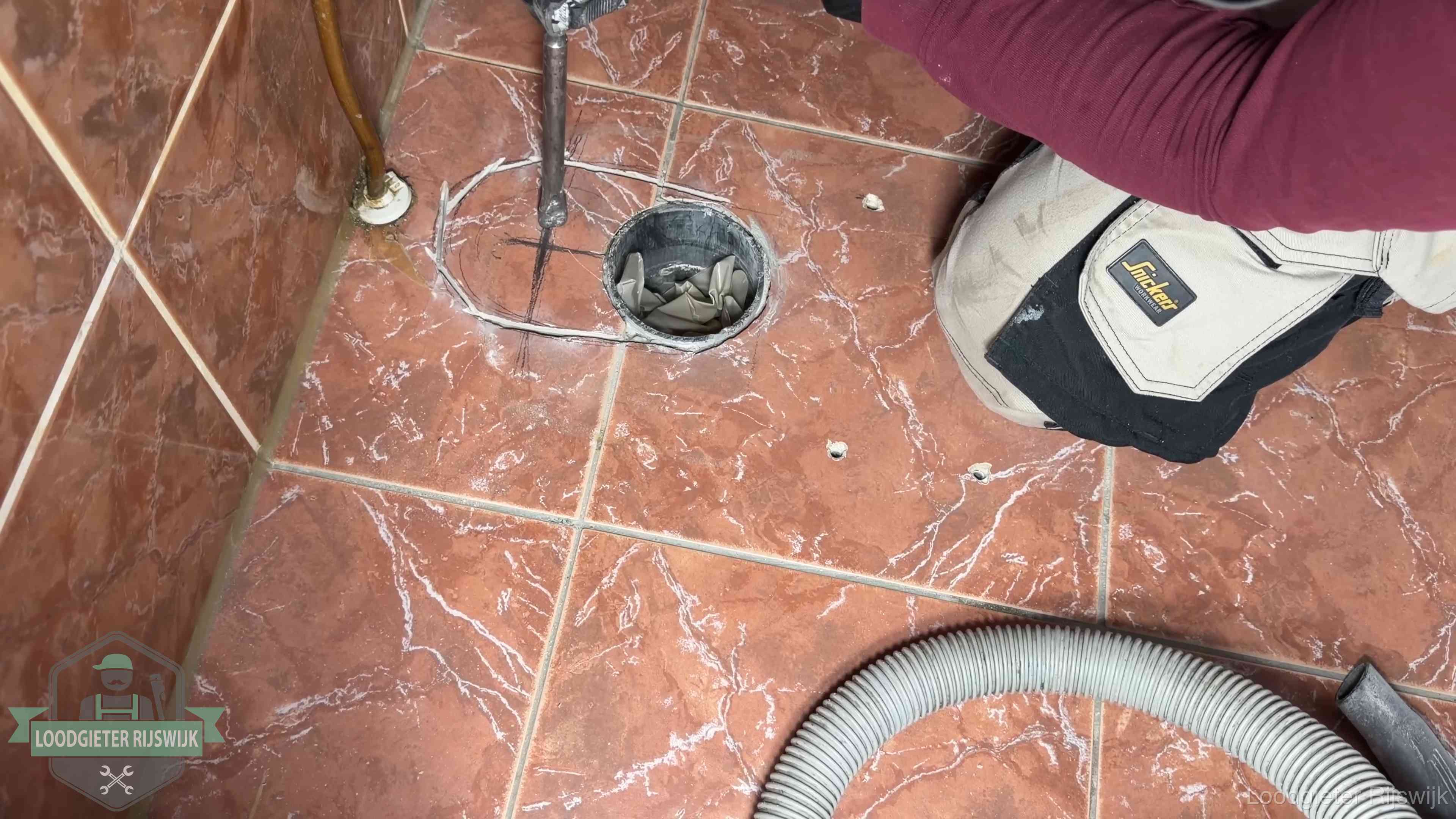 Wc-pot demonteren en terugplaatsen in Rijswijk Open rioolaansluiting in de vloer waar de wc-pot is gedemonteerd in Rijswijk