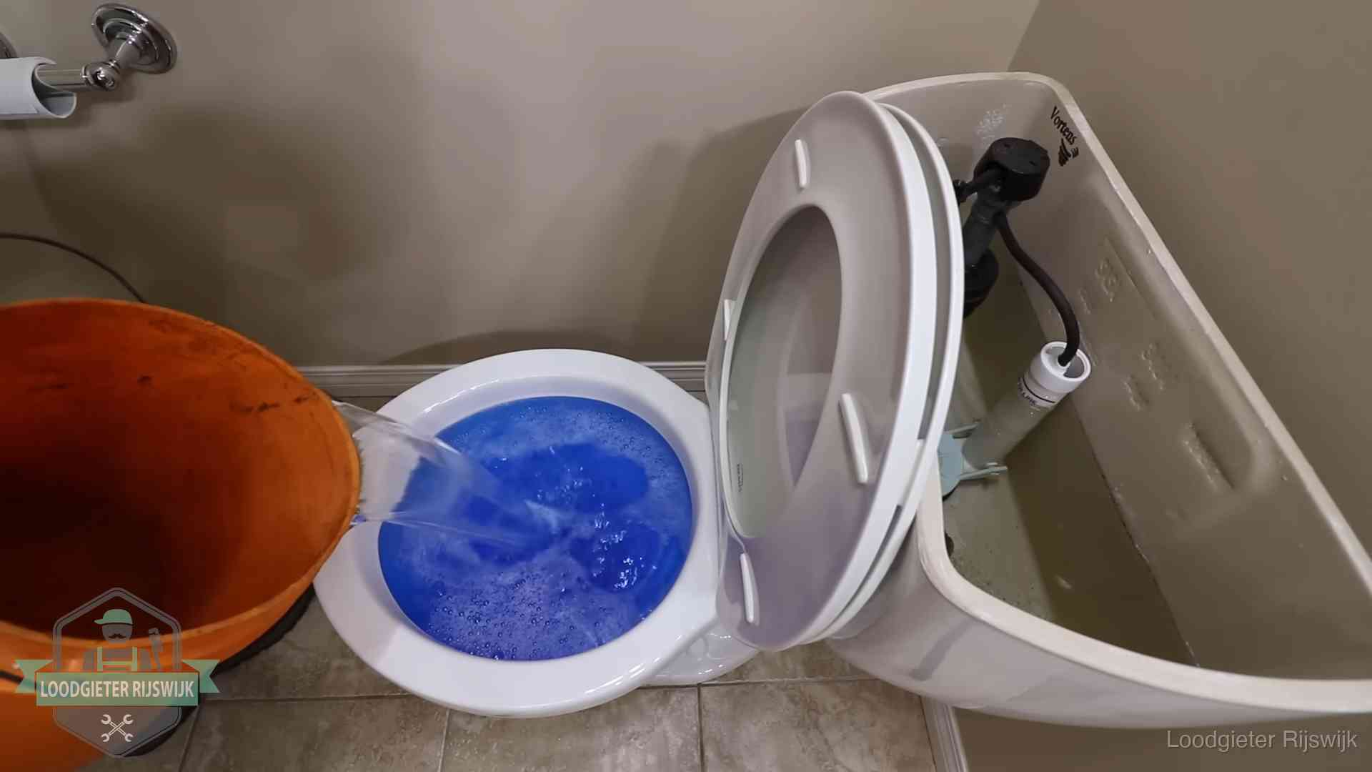 Water komt omhoog in de wc in Rijswijk Water bij de wc-pot wordt met een emmer weggewerkt om schade te beperken in Rijswijk