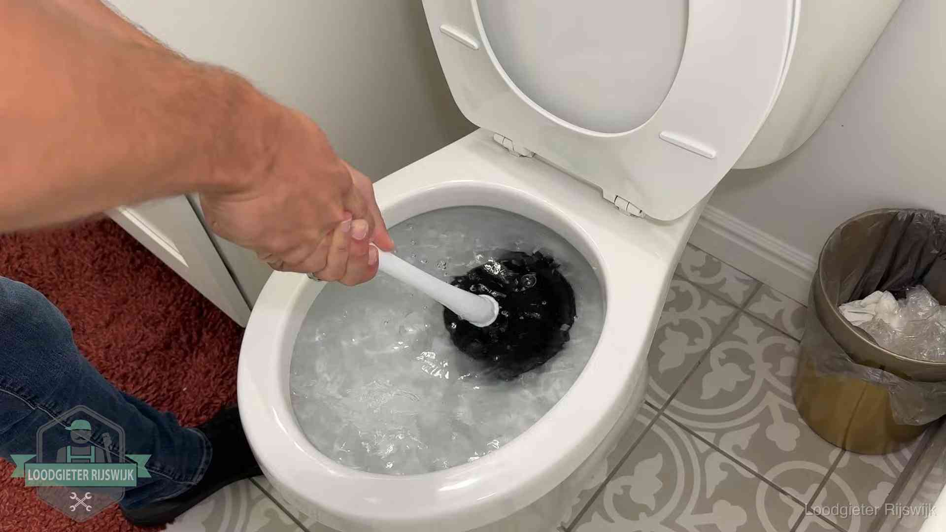 Zelf je wc ontstoppen in Rijswijk Zelf de wc ontstoppen met een plopper in Rijswijk, het water kolkt in de pot