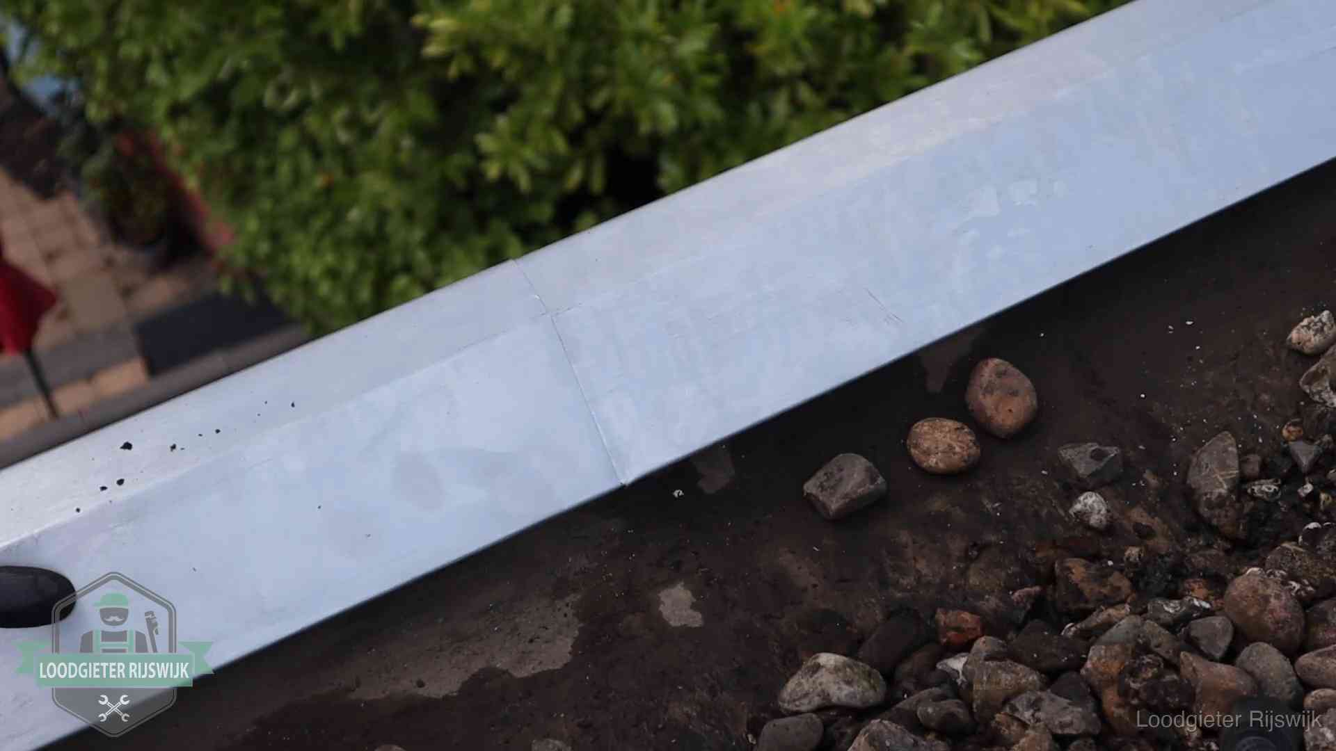 Garantie op dakwerk in Rijswijk Strak gesoldeerd naaddetail in een zinken daktrim op een dak in Rijswijk